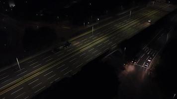 nachtelijke luchtfoto van Britse snelwegen met verlichte wegen en verkeer video