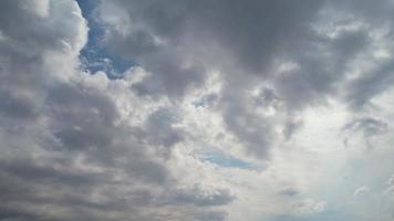 nubes de lluvia en movimiento rápido sobre la ciudad británica, imágenes de lapso de tiempo video