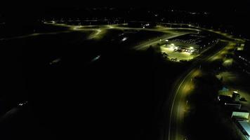 vista aérea nocturna de las autopistas británicas con carreteras iluminadas y tráfico video