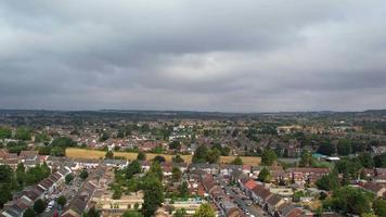 bella vista aerea e riprese dall'alto della città di luton settentrionale dell'inghilterra, regno unito video