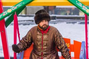 moscú, rusia, 2018 - retrato de un hombre en traje nacional. celebración del carnaval en el centro de la ciudad de moscú foto