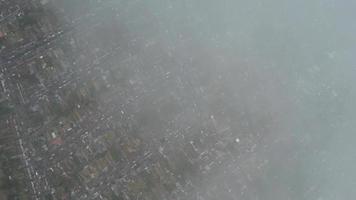 nubes de lluvia en movimiento rápido sobre la ciudad británica, imágenes de lapso de tiempo video