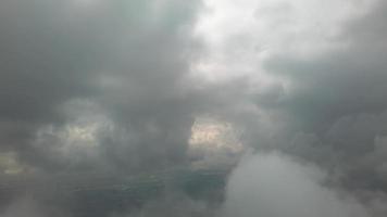 sich schnell bewegende Regenwolken über der britischen Stadt, Zeitrafferaufnahmen video