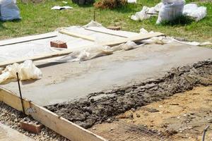 construcción de nuevos cimientos para la casa. primera etapa de la construcción de la casa foto