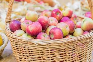 primer plano de manzanas rojas maduras en una cesta en el mercado del agricultor foto
