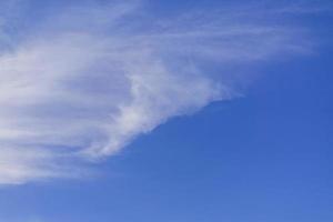 cielo blye con fondo de nubes esponjosas blancas foto