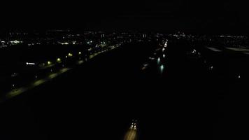 vista aérea noturna das autoestradas britânicas com estradas iluminadas e tráfego video