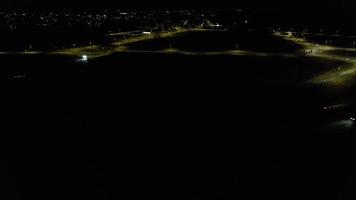 nachtelijke luchtfoto van Britse snelwegen met verlichte wegen en verkeer video