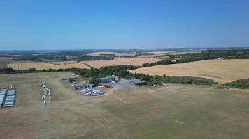 zweefvliegtuig luchthaven in het veld, hoge hoek beelden van drone's camera, prachtige luchtfoto landschapsmening van dunstable downs engeland groot-brittannië video