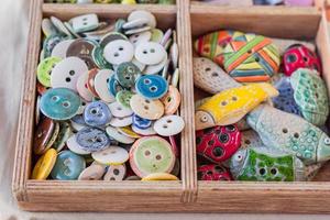 Surtido de coloridos botones de cerámica para la elaboración de complementos artesanales. foto