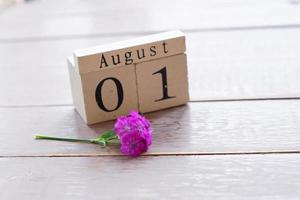 primer día de agosto, fondo colorido con calendario de madera foto