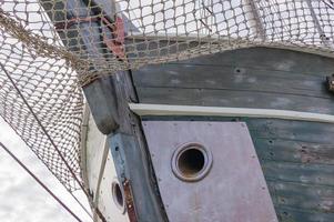 proa del barco. viejo barco de pesca de cerca foto