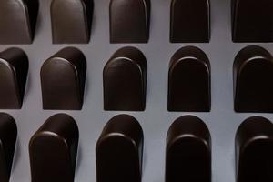caja vacía de formas de chocolate. fondo de textura abstracta foto