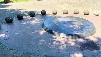 batumi, georgia, 2022 - zonnewijzer uniek design klok in park in street video