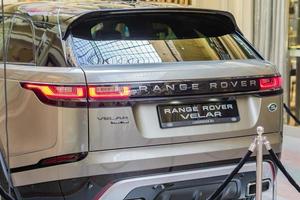 moscú, rusia, 2018 - vista posterior del suv range rover velar en el centro comercial gum shopping. 70 aniversario de land rover. foto