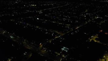 riprese aeree notturne della città di luton, in inghilterra, vista dall'alto video