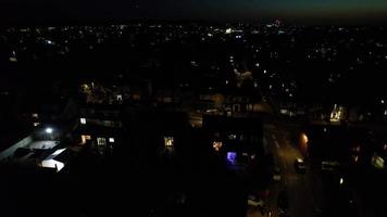 imágenes aéreas nocturnas de la ciudad de luton de inglaterra, vista de ángulo alto video