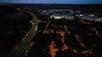 nattflygfoto över brittiska motorvägar med upplysta vägar och trafik video