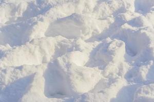 textura de nieve blanca que brilla en el sol. foto