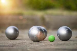 bolas de petanca en el campo de juego con sombra como telón de fondo. foto