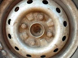 las llantas de los autos están oxidadas y viejas. foto