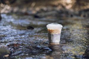 café helado enclavado en el agua en medio de la naturaleza pacífica. foto