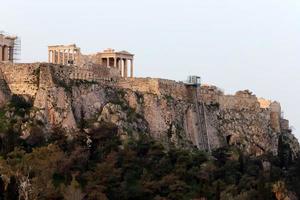 atenas grecia 4 de abril de 2022 la acrópolis en la ciudad de atenas es un monumento destacado del arte arquitectónico. foto