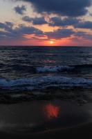 el sol se pone por debajo del horizonte en el mar mediterráneo en el norte de israel. foto