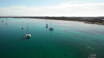 veduta aerea del porto di formentera con yacht e barche vicino a ibiza video