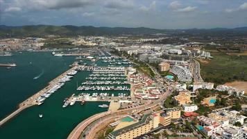 flyga bort från hamnen med båtar och yachtsto Dalt Vila, Ibiza