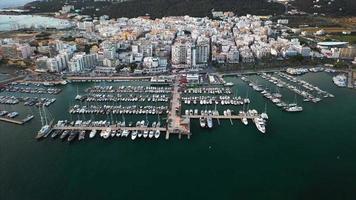 Flygfoto över båtar i hamnen i san antonio på kusten av ibiza video