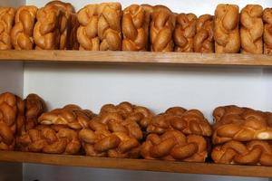 pan y productos de panadería se venden en una tienda en israel. foto