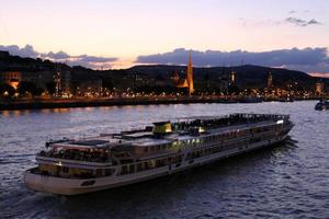 budapest hungría 12 de mayo de 2018 puesta de sol en el río danubio en la capital de hungría foto