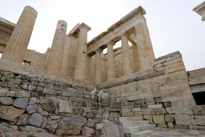 atenas grecia 4 de abril de 2022 la acrópolis en la ciudad de atenas es un monumento destacado del arte arquitectónico. foto