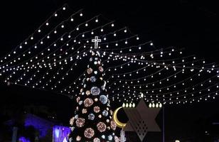 haifa israel 28 de diciembre de 2020 juguetes y decoraciones de año nuevo en israel. foto