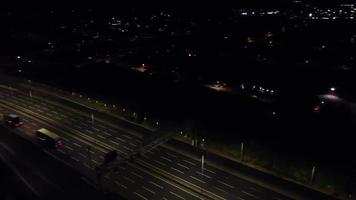 vista aerea notturna delle autostrade britanniche con strade e traffico illuminati video