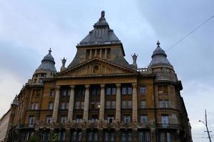 budapest hungría 12 de mayo de 2018 edificios y estructuras en las calles de budapest foto