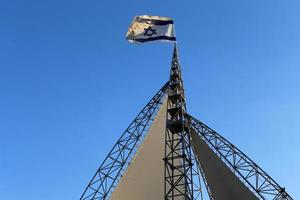 la bandera israelí azul y blanca con la estrella de david. foto