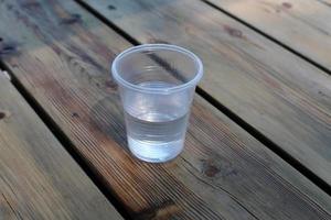 sobre la mesa en un vaso de refrescos. foto