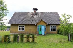 minsk, bielorrusia 12 de junio de 2018. techo de una antigua casa de pueblo. foto