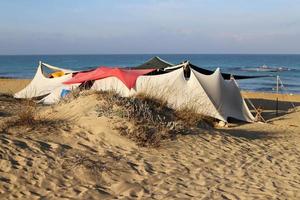 carpa turística en la costa mediterránea. foto