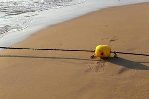 una cuerda con flotadores para asegurar un área segura para nadar en la playa. foto