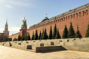 muro del kremlin y torre spasskaya en moscú, rusia foto