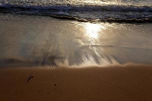 el sol se pone por debajo del horizonte en el mar mediterráneo en el norte de israel. foto