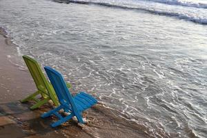 silla para relajarse en un café en la costa mediterránea foto