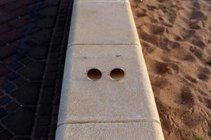 las gafas viejas yacen en el parque de la ciudad a orillas del mar. foto