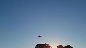 un aereo si sta preparando ad atterrare all'aeroporto di londra luton, livello di volo a bassa quota per atterrare all'aeroporto di londra luton video