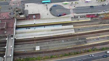 hoge hoekmening van trein die zich op sporen beweegt bij het centraal station van luton van engeland uk video