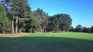 schöne aussicht auf stockwood park a luton, den frei zugänglichen öffentlichen park und golfspielplatz in south luton, in der nähe der autobahnkreuzung von 10 m1. video