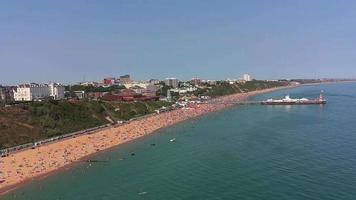 High Angle Sea View Beach Front mit Menschen in der Stadt Bournemouth in England, Großbritannien, Luftaufnahmen des britischen Ozeans video